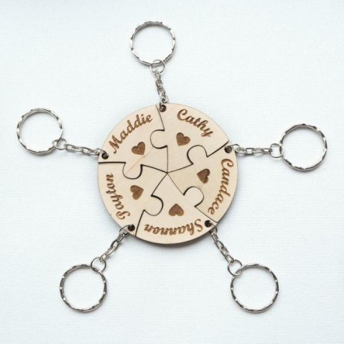 Wooden keyring with family members Wooden keyring with family members